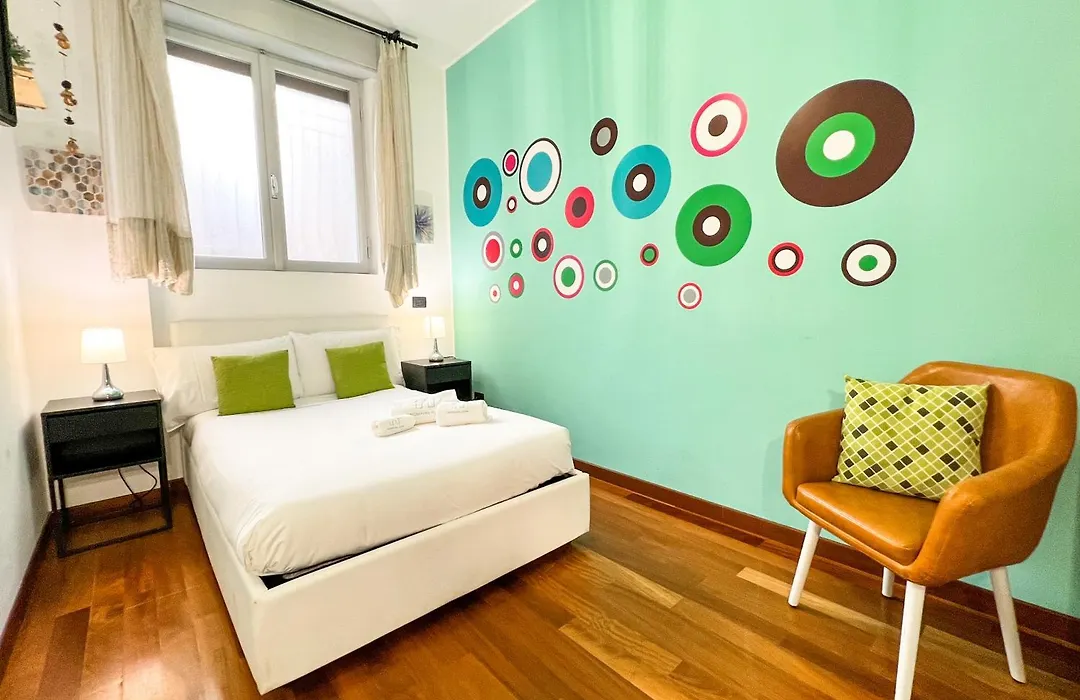 Unique House - 3 Bedrooms & 2 Bathrooms With 4 Beds - 100 Meters To The Metro A-1