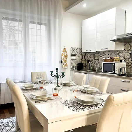 Unique House - 3 Bedrooms & 2 Bathrooms With 4 Beds - 100 Meters To The Metro A-3